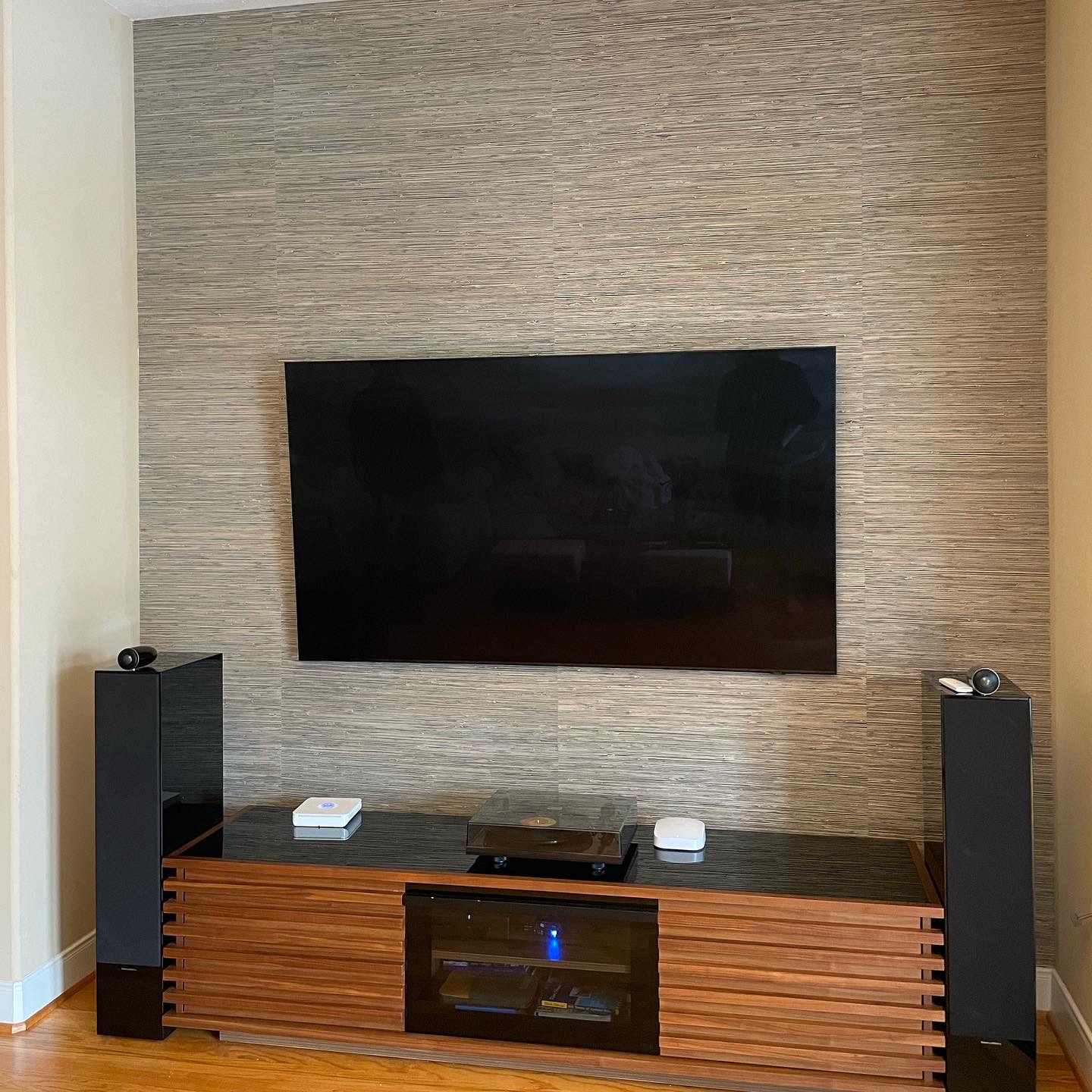 If you’re looking for affordable, professional TV mounting in Houston, Hargrett Electronics has you covered.